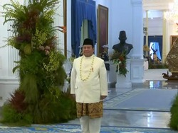 Baju Prabowo Saat HUT RI dari Adat Melayu: Putih Gading, Berkalung Melati