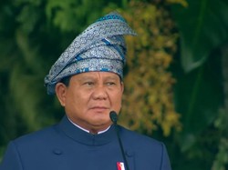 Pakai Tanjak Biru, Prabowo Pimpin Upacara Penurunan Bendera di Istana