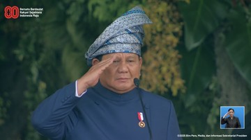 Kenakan Tanjak Melayu, Prabowo Tutup Upacara Penurunan Bendera