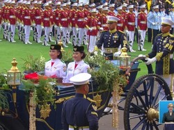 Bendera Merah Putih Kembali Dibawa Kirab Kereta Kencana ke Monas