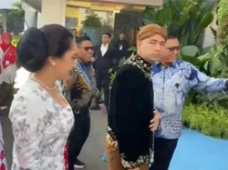 Raffi Ahmad Kenakan Busana Adat Jawa di Upacara HUT ke-80 RI