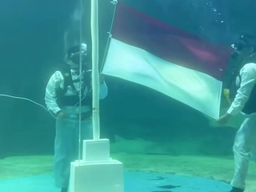img-title Momen Haru Ruben Onsu Kibarkan Bendera Merah Putih di Akuarium Penuh Hiu