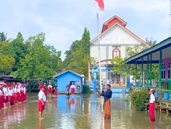 Siswa SD di Malinau Upacara HUT Ke-80 RI dalam Genangan Banjir