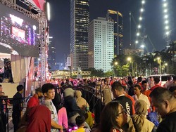 Antusiasnya Warga Bekasi Bawa Istri-Anak Nonton Karnaval HUT RI di Jakpus