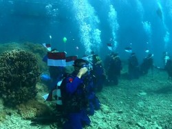 Momen Puluhan Penyelam NTB Kibarkan Merah Putih di Bawah Laut