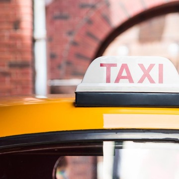 Kenalan dengan Taksi Merah Muda, Transportasi Aman Khusus Perempuan