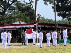 Tali Putus saat Bendera Dibentangkan, Siswa SD di Aceh Panjat Tiang