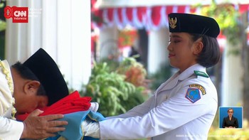 VIDEO: Momen Haru Prabowo Cium Bendera Merah Putih sebelum Dikibarkan