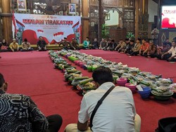 Ratusan Warga Gelar Malam Tirakatan HUT Ke-80 RI di Pendapa Tulungagung