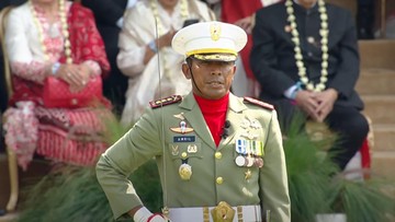 Kolonel Amril Hairuman Tehupelasury bo vodil slovesnost ob 80. obletnici indonezijske neodvisnosti