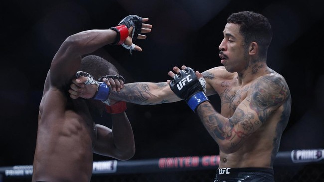 Dua kemenangan KO spektakuler terjadi di UFC 319, dengan Carlos Prates dan Lerone Murphy menang lewat spinning back elbow.