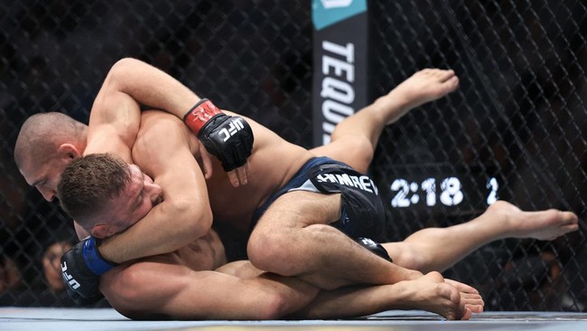 Khamzat Chimaev menjadi juara dunia kelas menengah UFC setelah mendominasi Dricus Du Plessis di UFC 319. Pertarungan berlangsung sengit selama lima ronde.