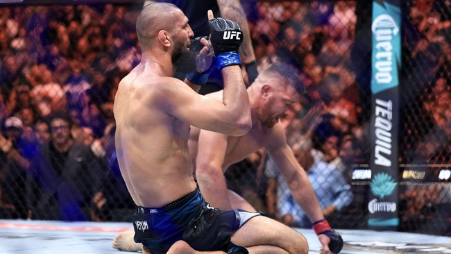 Khamzat Chimaev Sarangkan 529 Pukulan Saat Kalahkan Du Plessis Khamzat Chimaev sukses mengalahkan Dricus Du Plessis pada UFC 319. Ia menyarangkan total 529 pukulan dalam duel tersebut.