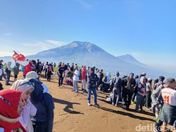 Serunya Ribuan Pendaki Rayakan 17 Agustus di Gunung Andong Magelang