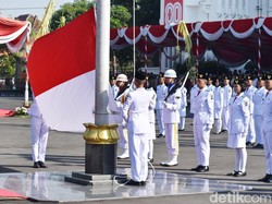 Bendera Sempat Terbalik, Upacara HUT ke-80 RI di Balai Kota Surabaya Tetap Khidmat