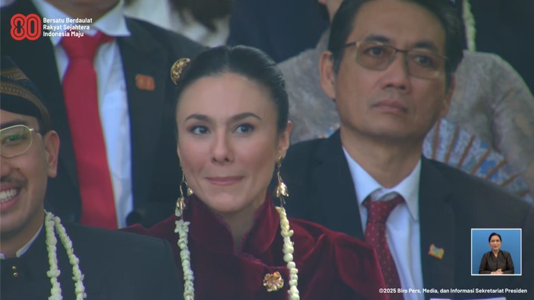 Senyum ayu selebritas menghadiri Upacara HUT ke-80 RI di Istana Merdeka, Minggu (17/8/2025).