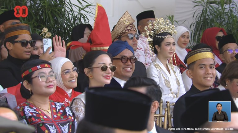 Senyum ayu selebritas menghadiri Upacara HUT ke-80 RI di Istana Merdeka, Minggu (17/8/2025).