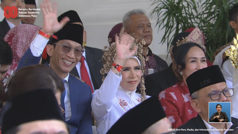 Senyum ayu selebritas menghadiri Upacara HUT ke-80 RI di Istana Merdeka, Minggu (17/8/2025).
