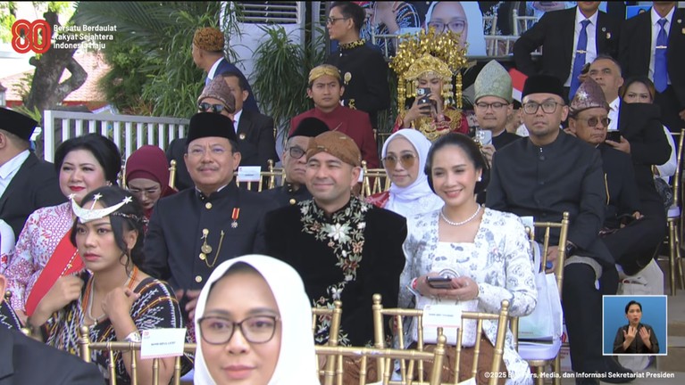 Senyum ayu selebritas menghadiri Upacara HUT ke-80 RI di Istana Merdeka, Minggu (17/8/2025).