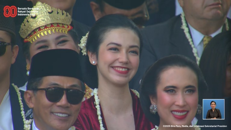 Senyum ayu selebritas menghadiri Upacara HUT ke-80 RI di Istana Merdeka, Minggu (17/8/2025).