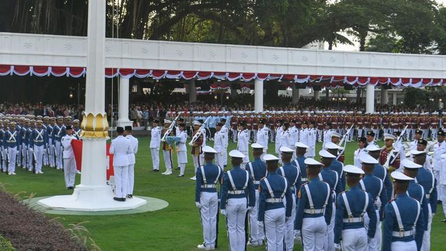 Sejumlah anggota Paskibraka melaksanakan Penurunan Bendera Merah Putih dalam rangka HUT Kemerdekaan RI di Istana Merdeka.