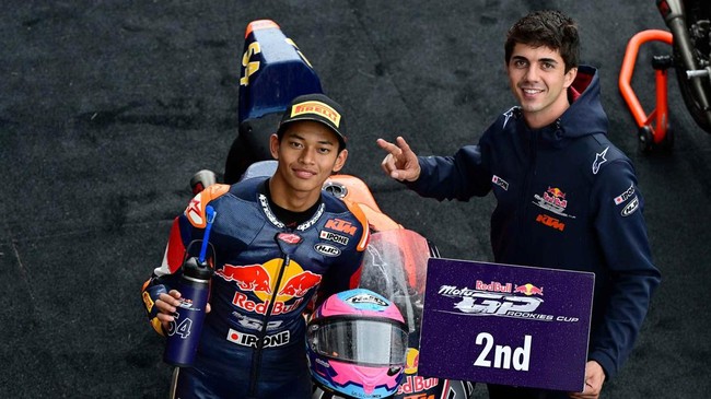 Veda Ega Pratama tampil impresif meski kalah dramatis dari Brian Uriarte pada race kedua Red Bull Rookies Cup 2025 di Sirkuit Red Bull Ring, Austria.