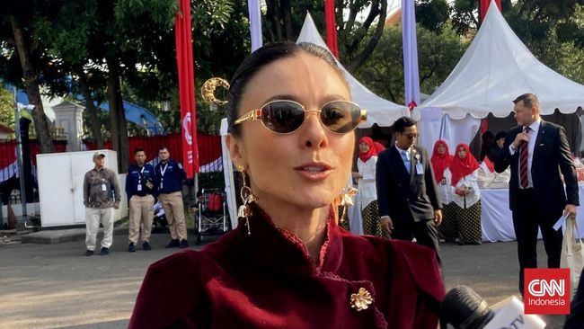 Artis Wulan Guritno mendatangi Istana Kepresidenan untuk mengikuti Upacara Detik-detik Proklamasi Kemerdekaan RI ke-80.