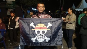 Petugas Razia Bendera One Piece dari Pendaki Gunung Lawu