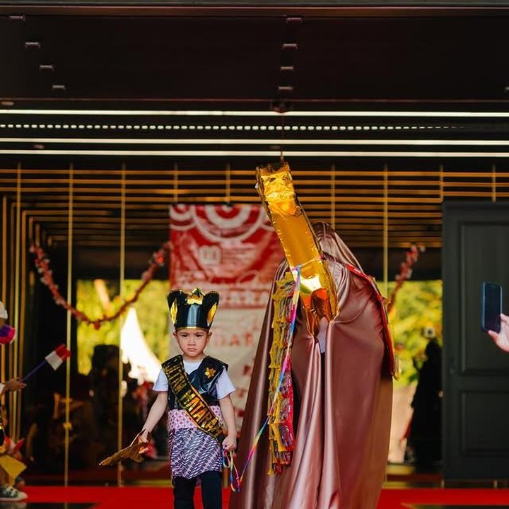 <p>Putra bungsu Raffi Ahmad dan Nagita Slavina ini lagi-lagi sukses jadi pusat perhatian, Bunda. Rayyanza tampil kece di <em>fashion show</em> 17 Agustus dengan kostum bertuliskan "Sultan Mataram". Yang bikin suasana kian pecah, Rayyanza tampil membawa unta ala-ala. "Pemirsaa 17annya ngapain aja??? Liat liat Ajja Fashion Show lohhh. Keren kan Ajja??" tulis Instagram&nbsp;<em>@raffinagita1717</em>. (Foto: Instagram @raffinagita1717)</p>