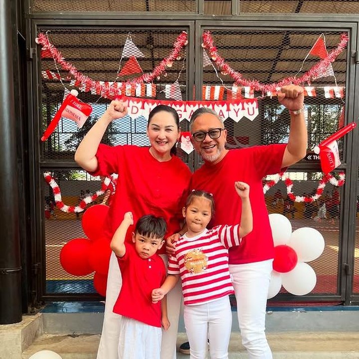 <p>Pasangan artis Mona Ratuliu dan Indra Brasco tampak mendampingi putri bungsunya, Numa Kamala Srikandi, serta sang keponakan, Balint Daniyal Zabdan Ratuliu. Dengan kompak mengenakan <em>outfit</em> merah, keduanya ikut meramaikan perayaan 17 Agustus di sekolah lewat beragam lomba seru. "Hari yang paling ditunggu2 Numa dan Balint karena banyak lombanya," tulis Mona, Minggu (17/08/2025). (Foto: Instagram @monaratuliu)</p>