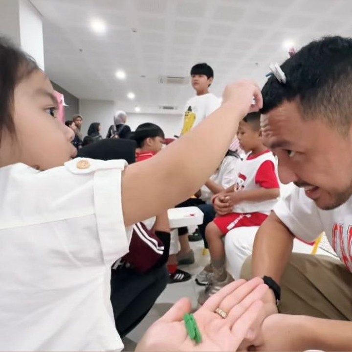 <p>Putri bungsu presenter Dian Ayu Lestari dan Ananda Omesh, Btari Bulan Anandayu, juga enggak mau kalah dalam memeriahkan 17 Agustus, Bunda. Meski usianya baru 3 tahun, ia terlihat antusias saat ikut lomba pasang jepitan di rambut Ayah Omes. (Foto: Instagram @dianayulestari)</p>