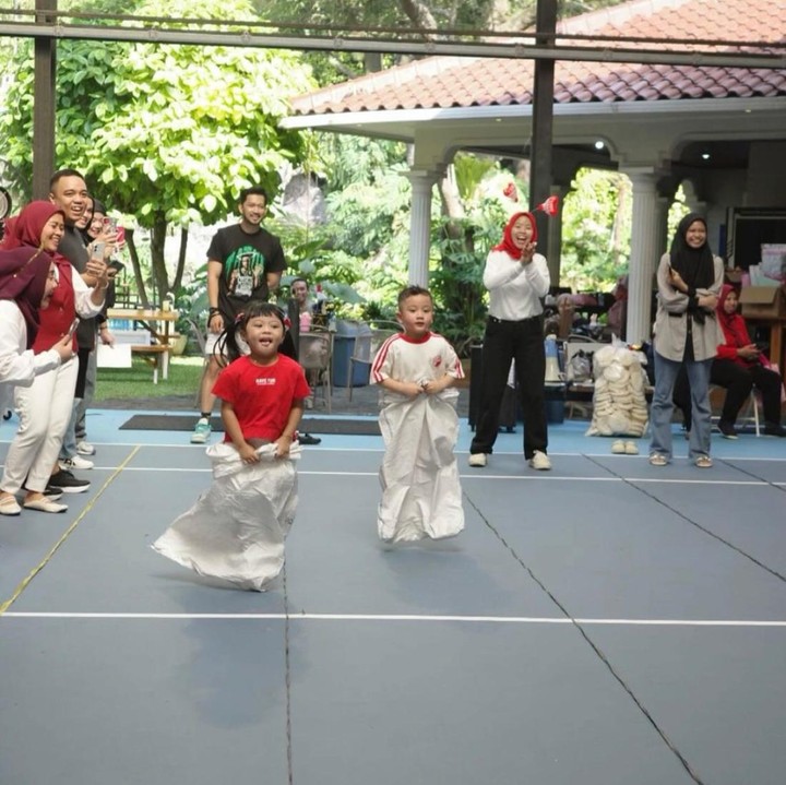 <p>Anak pertama pasangan Atta Halilintar dan Aurel Hermansyah ini juga turut memeriahkan Hari Kemerdekaan, Bunda. Dalam potret yang diunggah oleh sang Bunda, Ameena tampak begitu semangat saat mengikuti lomba balap karung bersama Rayyanza di kawasan Andara. (Foto: Instagram @aurelie.hermansyah)</p>