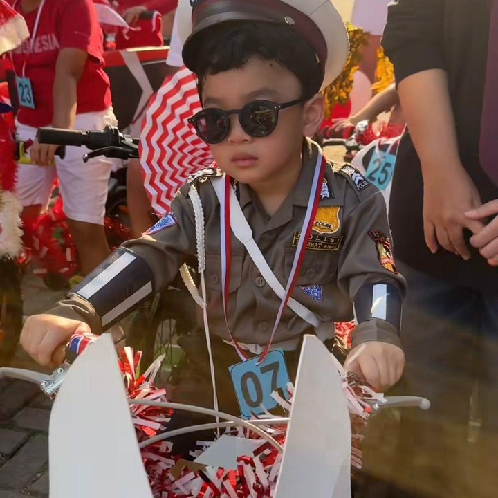 <p>Putra semata wayang Gilang Dirga dan Adiezty Fersa, Gin Dirga, juga enggak kalah totalitas dalam memeriahkan lomba 17 Agustus, Bunda. Gin Dirga mengikuti pawai sepeda dengan kostum polisi, lengkap dengan sepeda hiasnya yang diubah menjadi motor polisi. Bunda Adiezty pun sampai menuliskan <em>caption</em> lucu, "Ada polantas mengawal pakai 17-an di komplek," tulisnya. (Foto: Instagram @adieztyfersa)</p>