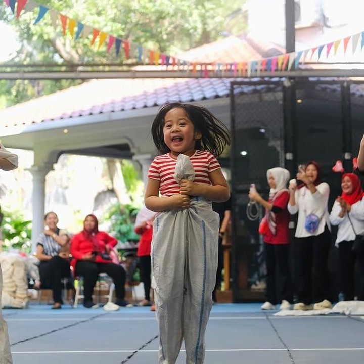 <p>Adik dari artis Nagita Slavina, Caca Tengker, juga turut membagikan momen putri pertamanya, Ansara Maisadipta Tamin, saat mengikuti lomba di Hari Kemerdekaan. Ansara tampak super semangat dan<em> all out</em> banget saat mengikuti lomba balap karung di Andara, Bunda. (Foto: Instagram @cacatengker)</p>