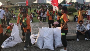 DLH DKI Angkut 79 Ton Sampah Pasca Peringatan HUT ke-80 RI di Monas