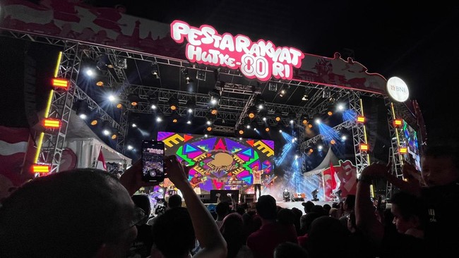 Sejak sore hingga malam, pengunjung disuguhkan beragam hiburan musik lintas generasi, festival budaya, hingga aktivitas interaktif yang menyemarakkan perayaan.
