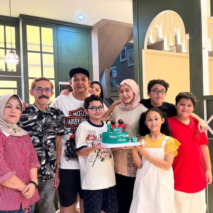 <p>Anak kedua dari pasangan musisi Pasha Ungu dan Adelia Wilhelmina, Sakha Dyandra lahir tepat pada tanggal istimewa, yakni 17 Agustus 2013, Bunda. Tahun ini, Sakha merayakan ulang tahunnya yang ke-12. "<em>Happy birthday</em> Sakha Dyandra gak kerasa udah 12 tahun semoga sakha sehat trus,panjang umur,slalu disayang ALLAH SWT," tulis Adelia, Minggu (17/08/2025). (Foto: Instagram @adeliapasha)</p>