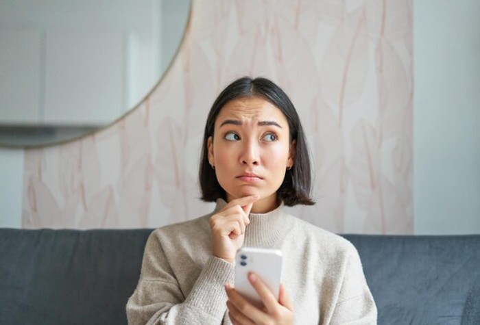 Pasangan yang terlalu protektif dengan ponsel jadi tanda red flag. Bisa jadi ada yang disembunyikan/Foto: freepik.com/benzoix