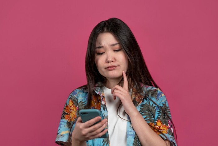 Ciri pasangan red flag dari chat-nya. Slow response dan butuh waktu berjam-jam untuk membalas chat/Foto: freepik.com/freepik