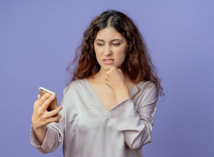 Tanda red flag adalah chat hanya saat butuh saja. Pertanda adanya ketidakseimbangan/Foto: freepik.com/stockking