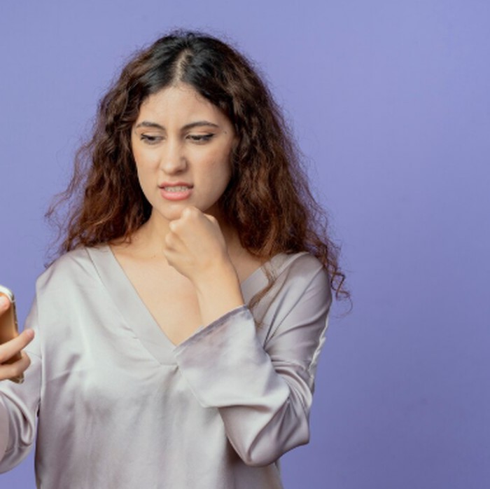 Pria yang kamu suka sering membalas “Aku sibuk” saat kamu berusaha mengajaknya bertemu atau sekadar mengobrol lewat chat? Bisa jadi dia nggak tertarik dengan kamu.