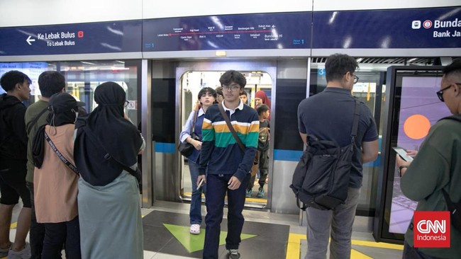 MRT Jakarta Kembali Beroperasi Normal, Termasuk Stasiun Istora Mandiri Layanan MRT Jakarta kembali normal mulai pagi ini (1/9) meski dengan pembatasan akses beberapa pintu masuk (entre) di Stasiun MRT Istora Mandiri.