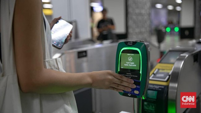 Layanan MRT Jakarta Kembali Normal, Transjakarta Beroperasi Bertahap Layanan MRT Jakarta kembali beraksi secara normal pada Minggu (31/8) pagi, sementara Transjakarta sudah beraksi secara bertahap.