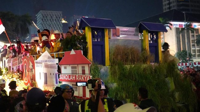 Mobil karnaval Kementerian PU tampil atraktif dengan visual kolaboratif menghadirkan tokoh pewayangan Reng sebagai simbol karakter insan infrastruktur.