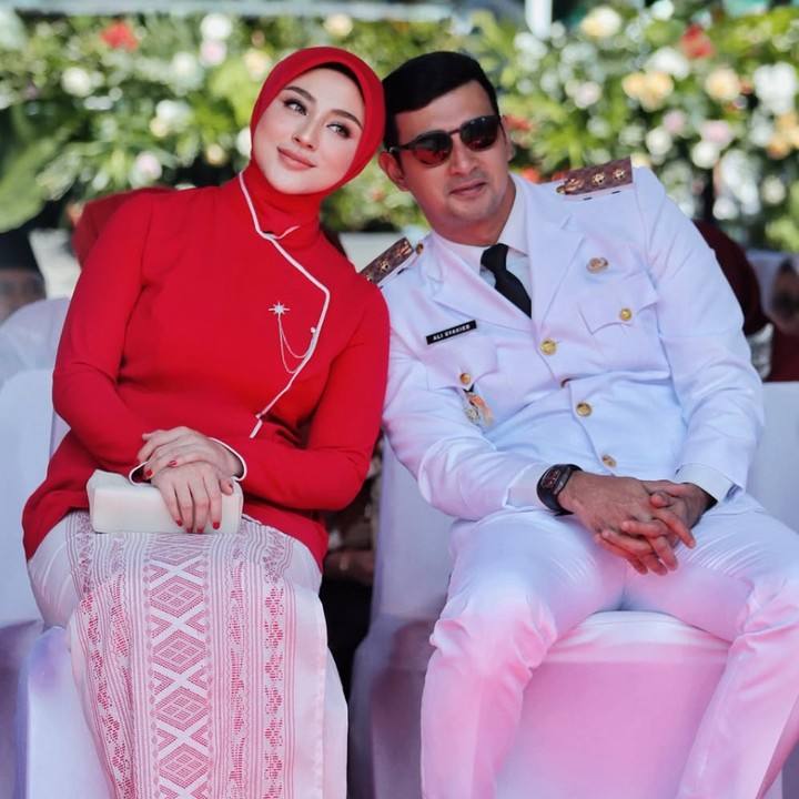 <p>Aktris Margin Wieheerm sudah beberapa bulan terakhir ini disibukkan dengan peran barunya, yakni menjadi istri Wakil Bupati Bandung dan sebagai ibu PKK. Seperti diketahui, suaminya Ali Syakieb, resmi menjabat Wakil Bupati Bandung sejak Februari 2025. Dalam berbagai kesempatan, Margin juga terlihat sering mendampingi suaminya yang bekerja. Belum lama ini, Margin menuliskan pesan romantis untuk sang suami saat mendampingi di acara HUT RI ke-80. ""Ada sesuatu yang sakral tentang tumbuh bersama seseorang. Melalui suka, duka, dan menemukan jati diri seiring berjalannya waktu. Dan aku sangat bersyukur kita bisa menjalani hidup berdampingan. Sahabatku. Tempat teramanku. Selamanya @alisyakieb. Allahummabarik," tulisnya. (Foto: Instagram @marginw)</p>