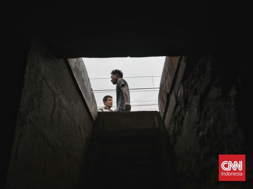 FOTO: Kala Sinar Matahari Tak Mampir di Kampung Ini