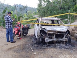 Warga Ramai-ramai Cari Pembakar Mobil Kades Trenggalek yang Lari ke Hutan