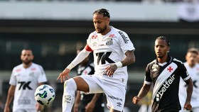 Pelatih Santos Geram Neymar Mengamuk Usai Dihantam dari Belakang