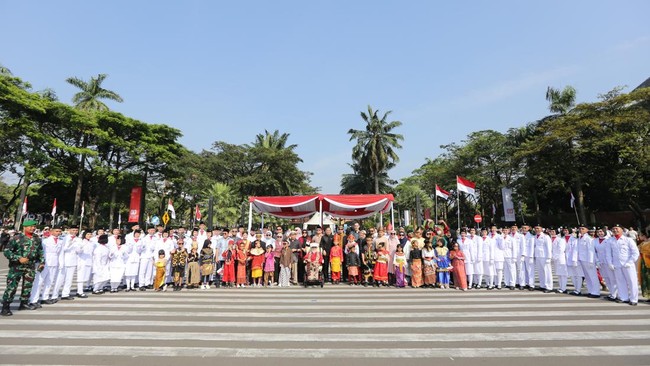 ParagonCorp merayakan HUT ke-80 RI dengan upacara bendera di TMII, meluncurkan Gerakan ParaGoNation untuk kebermanfaatan tanpa batas. Bergabunglah!