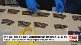 VIDEO: Petugas Kebersihan Temukan Ratusan Amunisi di Jalan Tol